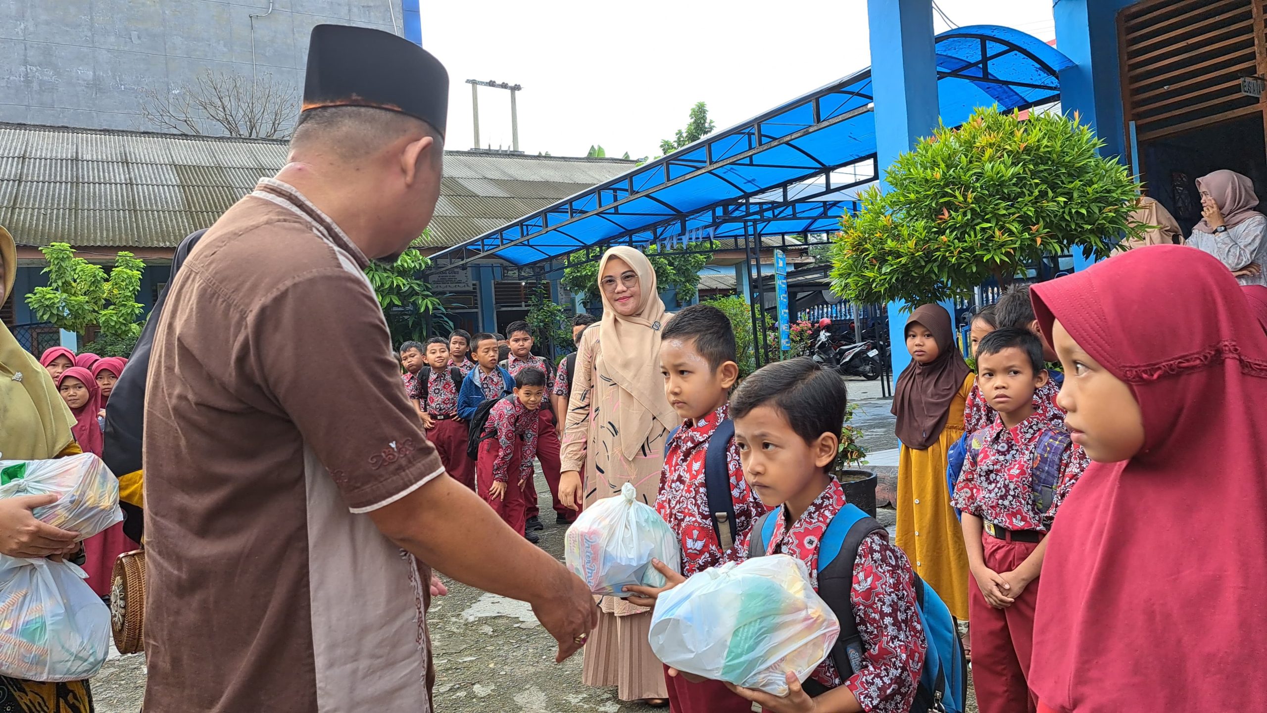 Dengan Berbagi Sembako, SDN 3 OKU Berbagi Kebahagiaan Di Bulan Ramadhan