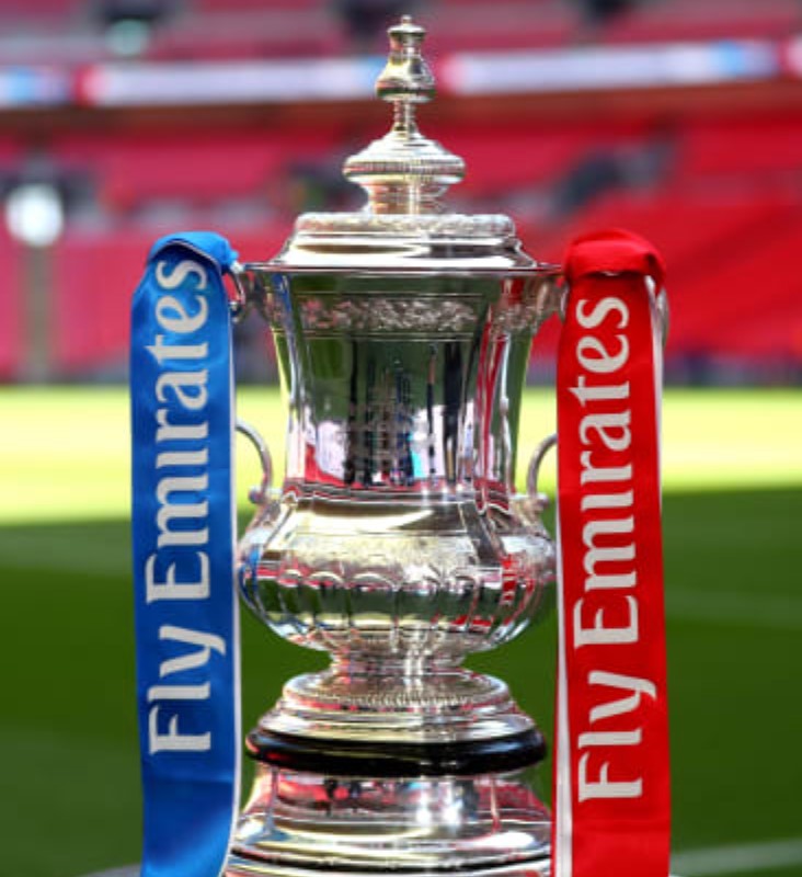 Juara Liga Primer Inggris dan Juara Piala FA bertanding memperebutkan Piala Community Shield. 