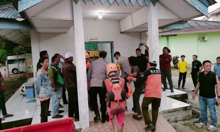 jasad rehan di evakuasi di kamar jenajah rsud ibnu soetowo baturaja