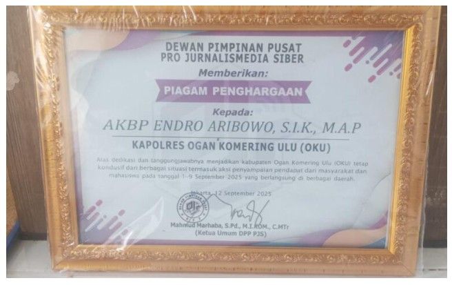 PJS OKU Beri Penghargaan AKBP Endro Aribowo