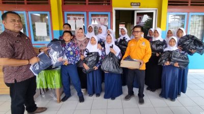 Bupati Teddy Realisasikan Seragam Gratis