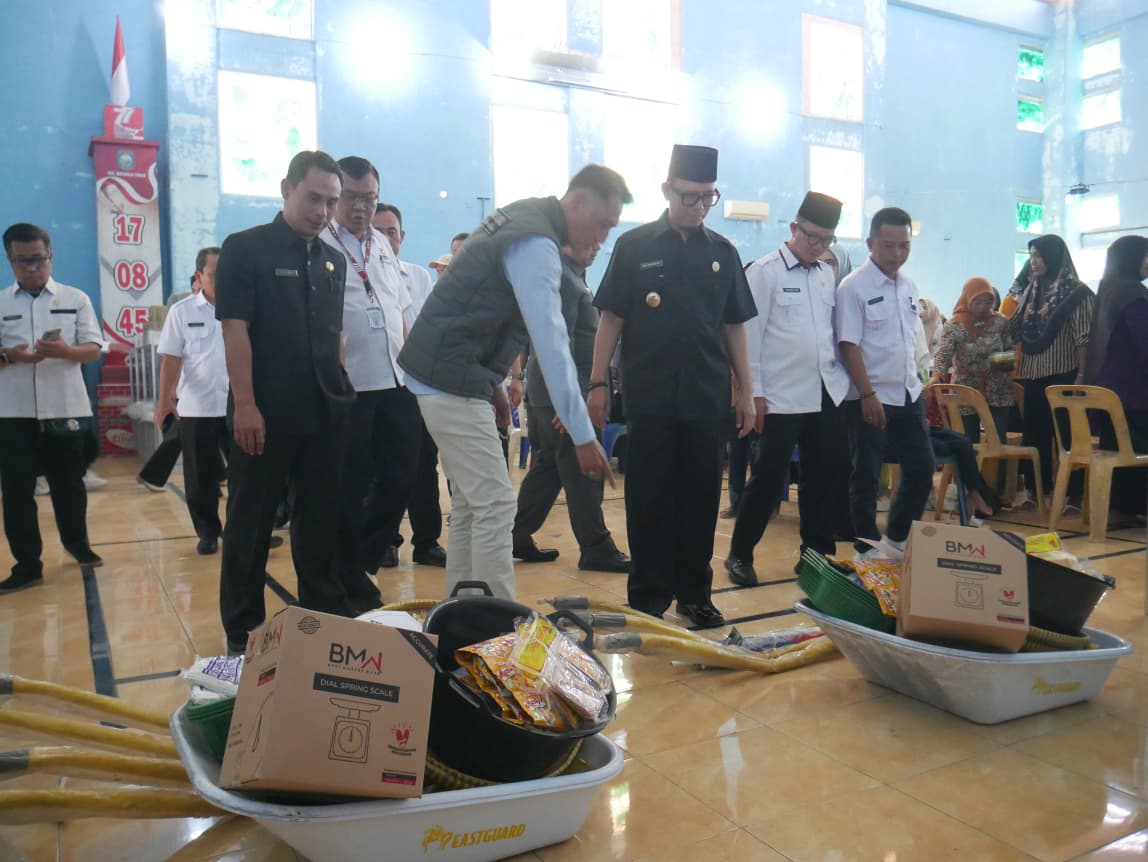 Bupati OKU serahkan bangtuan umkm