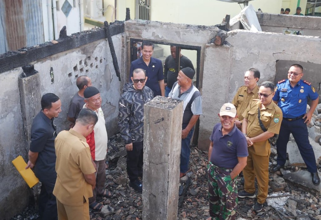 H Teddy Meilwansyah meninjau kebakaran di Kelurahan Batu Kuning