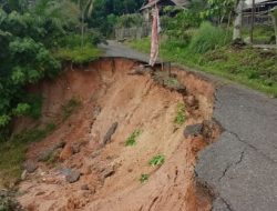 Longsor Parah Putuskan Akses Jalan di Peninjauan