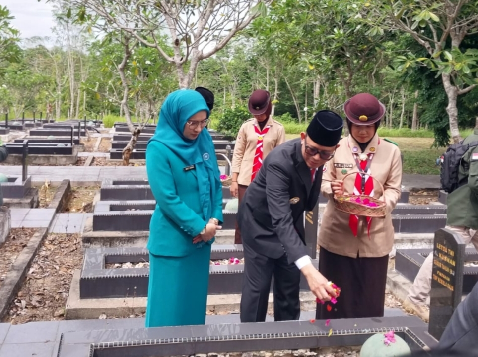 bupati Teddy tabur bunga