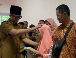 Bupati Teddy Beri Hadiah, Yeti Tersenyum Bahagia