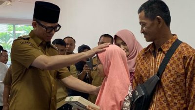 Perhatian Bupati Teddy dengan Yeti.