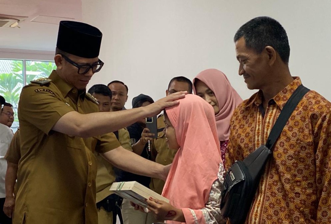 Perhatian Bupati Teddy dengan Yeti.