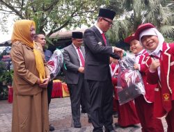 Bupati Teddy Realiasikan Janji : Ribuan Siswa SD Terima Seragam