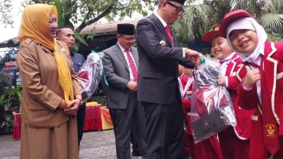 antusias siswa sd terima seragam gratis dari bupati teddy