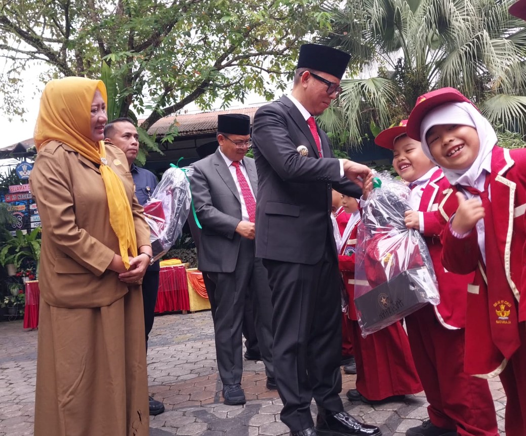 antusias siswa sd terima seragam gratis dari bupati teddy