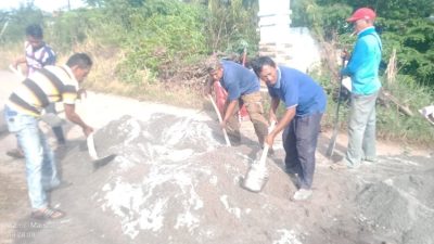 Warga Sekarjaya Swadaya Tambal Jalan