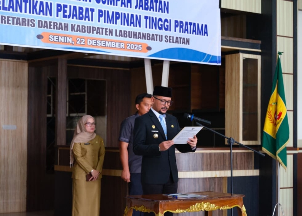 Bupati LABUSEL Fery Simatupang