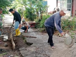 Lelah Menanti, Warga Cor Jalan Rusak