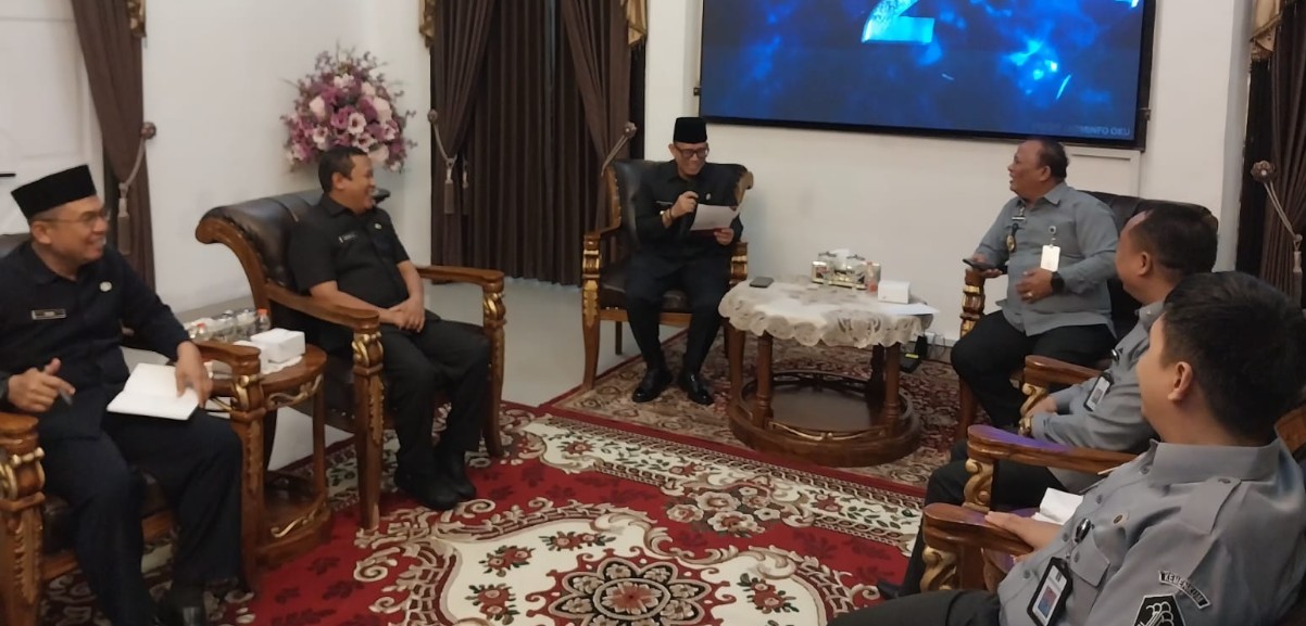 Bupati OKU, H. Teddy Meilwansyah menerima audiensi Kepala Kantor Kementerian Hukum (Kemenkum) Wilayah Provinsi Sumsel, M.A. Siburian, Senin 8 Desember 2025 siang.