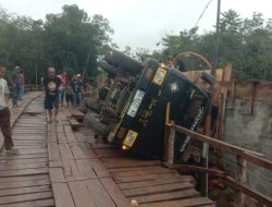 Truk Sawit Terguling di Jembatan OKU