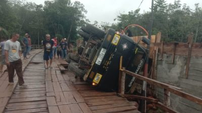 truk sawit terguling