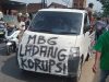 Mobil komando demonstran membelah jalanan Tlogowungu, Pati,