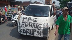 Mobil komando demonstran membelah jalanan Tlogowungu, Pati,