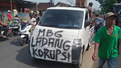 Mobil komando demonstran membelah jalanan Tlogowungu, Pati,