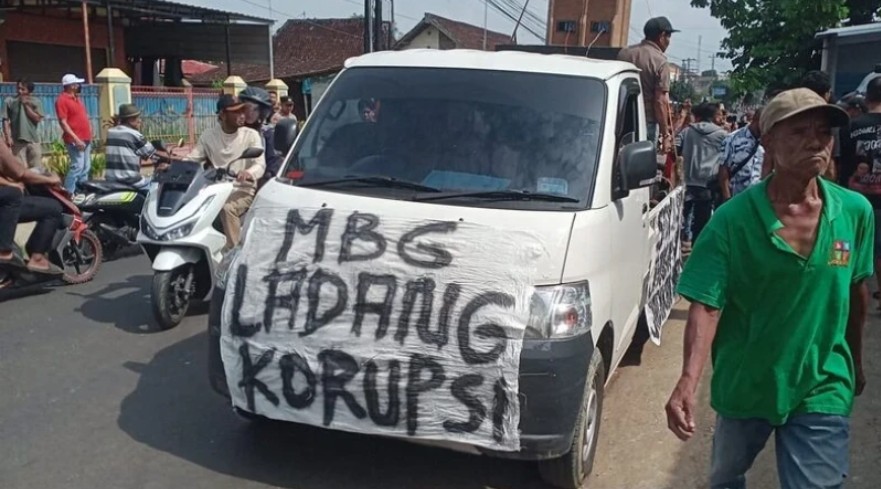 Mobil komando demonstran membelah jalanan Tlogowungu, Pati,