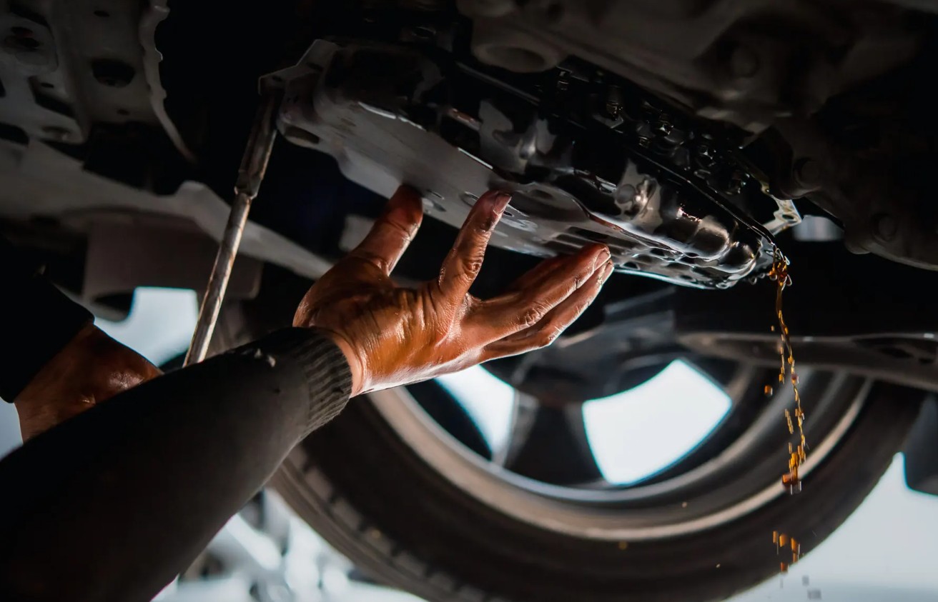 Proses ganti oli transmisi matik mobil untuk mencegah kerusakan body valve dan solenoid
