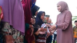 Ketua TP PKK Labusel, Ny. Indah Fery Simatupang, tersenyum hangat saat membagikan bantuan kepada para lansia.