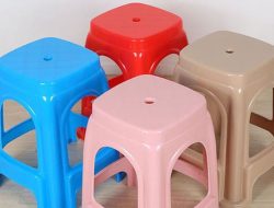 Misteri Lubang di Tengah Kursi Plastik