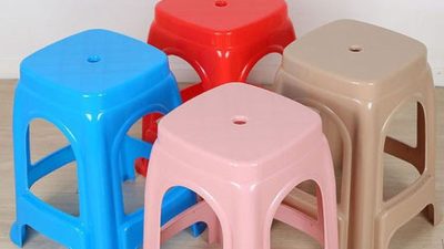 misteri lubang tengah kursi plastik