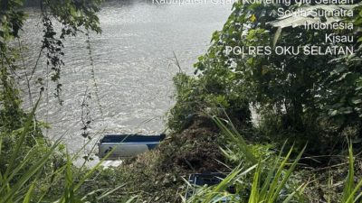 mobil truk tangki nyemplung sungai muara dua