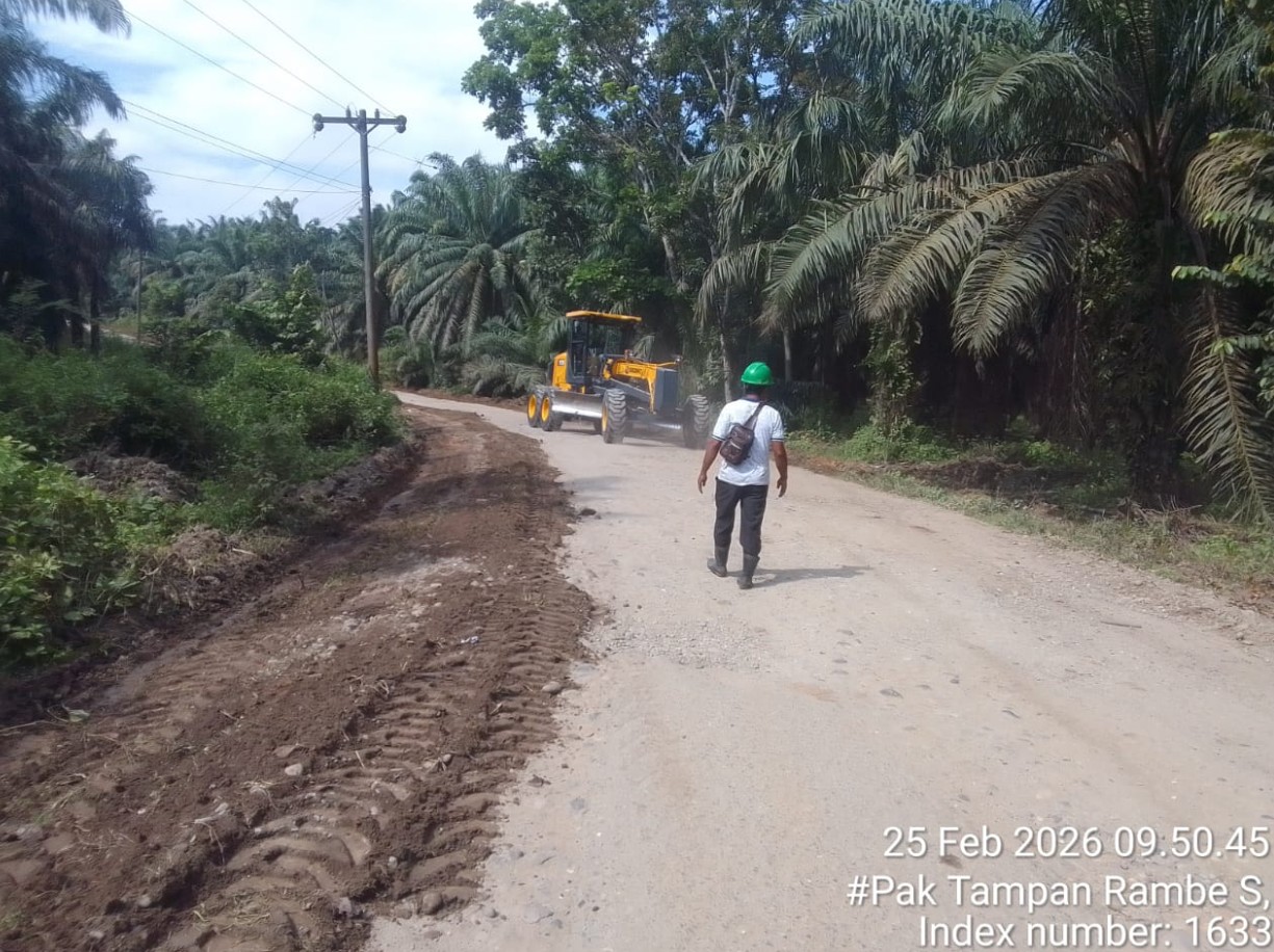 PT PIS Mewah Grup mengerahkan alat berat untuk memperbaiki akses Jalan Batang Pane, Paluta.