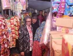 Hujan Tak Halangi Bupati Teddy Tinjau Pasar