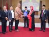Penyerahan plakat dari pengurus DePA-RI kepada Wakil Ketua Pengadilan Tinggi Jawa Tengah dalam acara sumpah advokat.