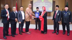 Penyerahan plakat dari pengurus DePA-RI kepada Wakil Ketua Pengadilan Tinggi Jawa Tengah dalam acara sumpah advokat.