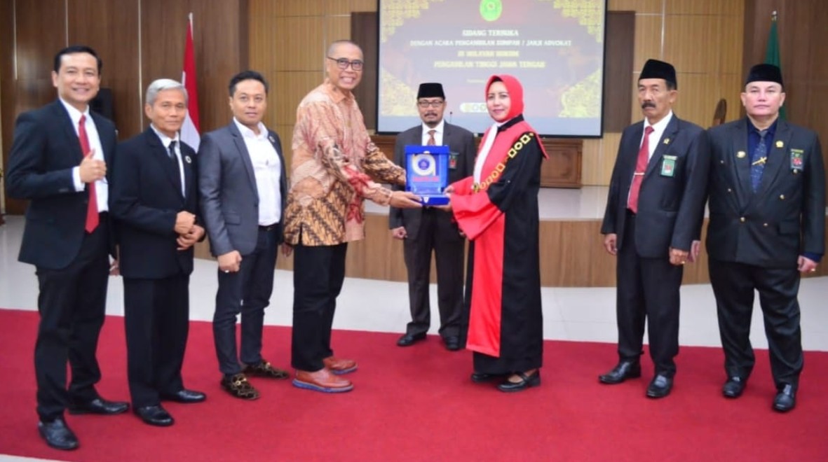 Penyerahan plakat dari pengurus DePA-RI kepada Wakil Ketua Pengadilan Tinggi Jawa Tengah dalam acara sumpah advokat.