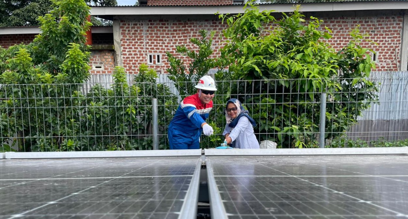 Sinergi untuk Masa Depan: Perwakilan PEP Pendopo Field dan Ibu Suhartini (Ketua KWT Melati) meninjau operasional panel surya di Desa Sukakarya. Kolaborasi ini memicu semangat kemandirian ekonomi desa.