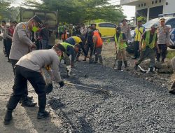 Polres OKU Perbaiki Jalan Jelang Mudik