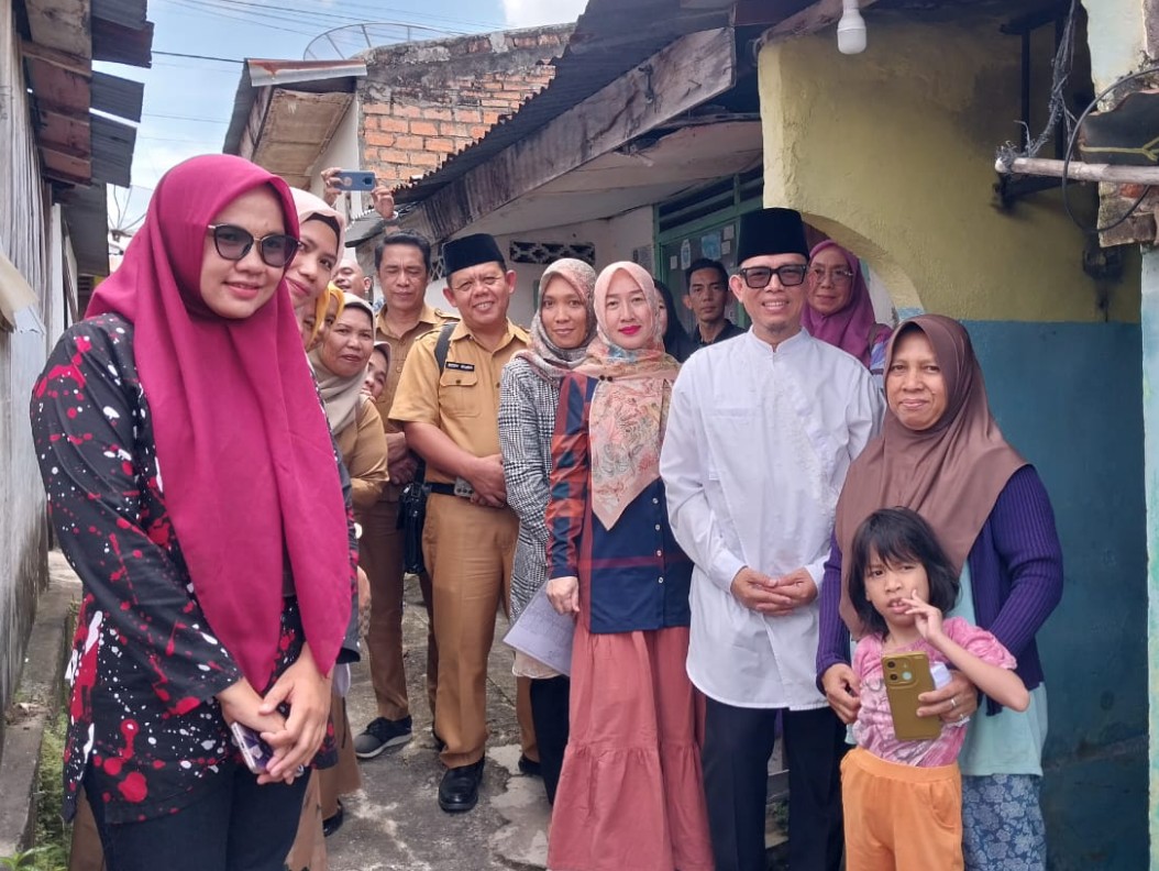Bupati OKU, H Teddy Meilwansyah didampingi pejabat lainnya dan tokoh masyarakat, berpose setelah melakukan kunjungan kerja dan memberikan bantuan kepada warga yang sakit di Desa Air Paoh.