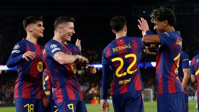 Dalam momen ini terlihat (kiri ke kanan) Fermin Lopez, Robert Lewandowski, dan Lamine Yamal memberikan ucapan selamat kepada Bernal. Barcelona akhirnya menang telak 7-2 dan lolos ke perempat final.