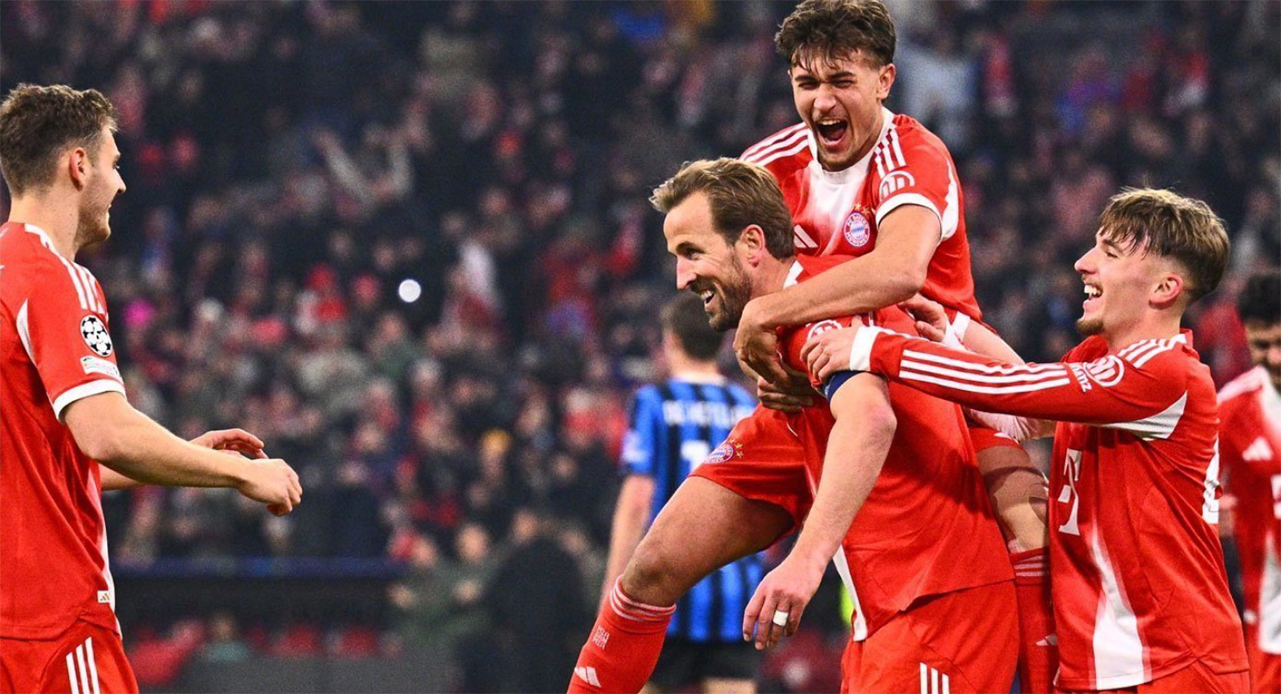 Momen perayaan gol di kandang: Para pemain Bayern Munchen, dipimpin oleh Harry Kane, bersukacita merayakan gol terbaru mereka di lapangan sepak bola.