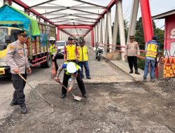 Polres OKU Tambal Jalan Jembatan Ogan 2
