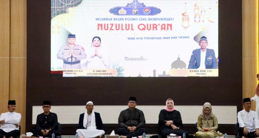 Kapolres OKU AKBP Endro Aribowo beserta jajaran mengikuti rangkaian peringatan malam Nuzulul Qur'an di Mapolres OKU dengan khidmat.
