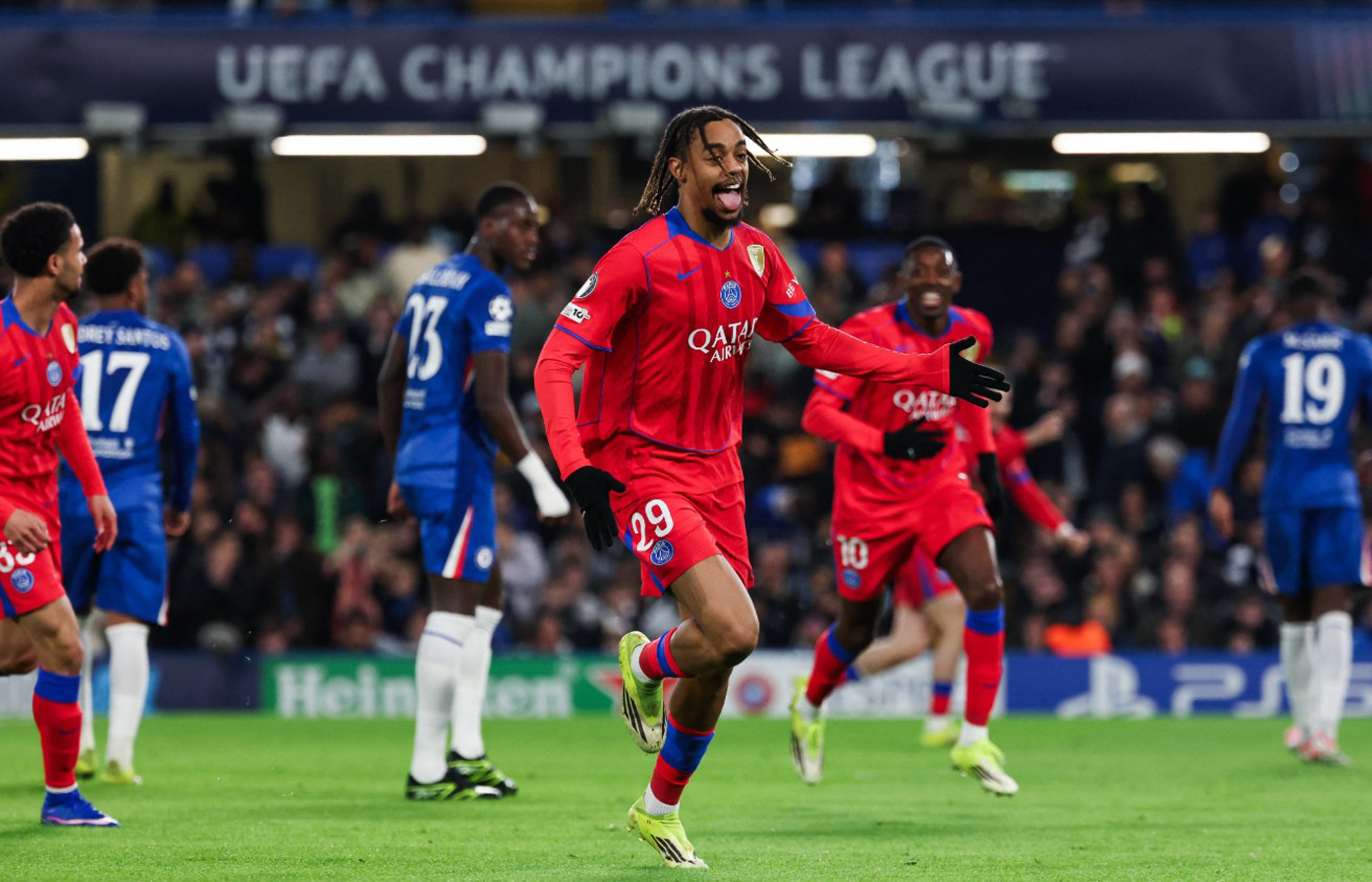 Pemain PSG, Bradley Barcola (kanan), merayakan golnya melawan Chelsea dalam pertandingan Liga Champions UEFA di Stamford Bridge.