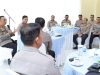 Irjen Pol Sandi Nugroho menekankan pentingnya sinergi antar fungsi dalam memberikan pelayanan terbaik kepada masyarakat Sumsel, saat memberikan arahan kepada jajaran perwira menengah di Palembang.