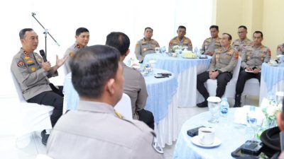 Irjen Pol Sandi Nugroho menekankan pentingnya sinergi antar fungsi dalam memberikan pelayanan terbaik kepada masyarakat Sumsel, saat memberikan arahan kepada jajaran perwira menengah di Palembang.