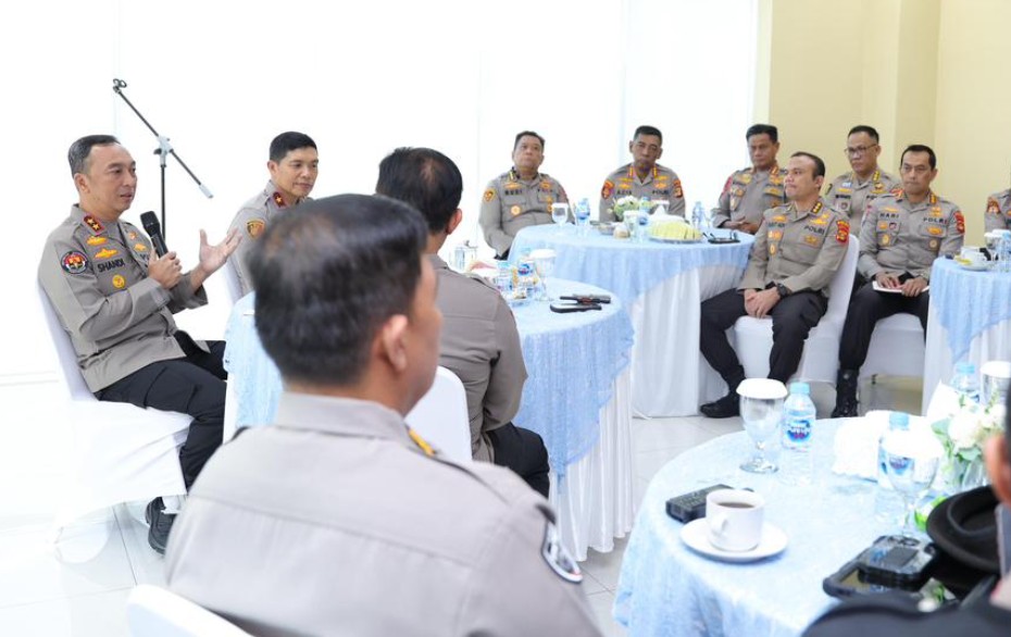 Irjen Pol Sandi Nugroho menekankan pentingnya sinergi antar fungsi dalam memberikan pelayanan terbaik kepada masyarakat Susmel, saat memberikan arahan kepada jajaran perwira menengah di Palembang.