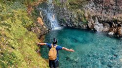 Keindahan curug yang satu ini benar-benar bikin terhipnotis! Tersembunyi di balik rimbunnya tebing berlumut hijau, kolam air biru pirusnya jernih banget dan siap menyegarkan penatmu.