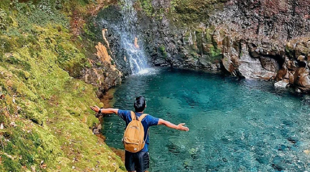 Keindahan curug yang satu ini benar-benar bikin terhipnotis! Tersembunyi di balik rimbunnya tebing berlumut hijau, kolam air biru pirusnya jernih banget dan siap menyegarkan penatmu.