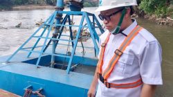 Direktur Utama Perumda Tirta Raja Bertho Darmo Poedjo Asmanto saat mengecek kondisi fasilitas Water Treatment Plant (WTP) Bakung di Baturaja, Jumat (13/3/2026). WTP yang melayani 3.500 pelanggan ini akan segera menjalani proses pembersihan jalur pipa dengan teknik flushing.