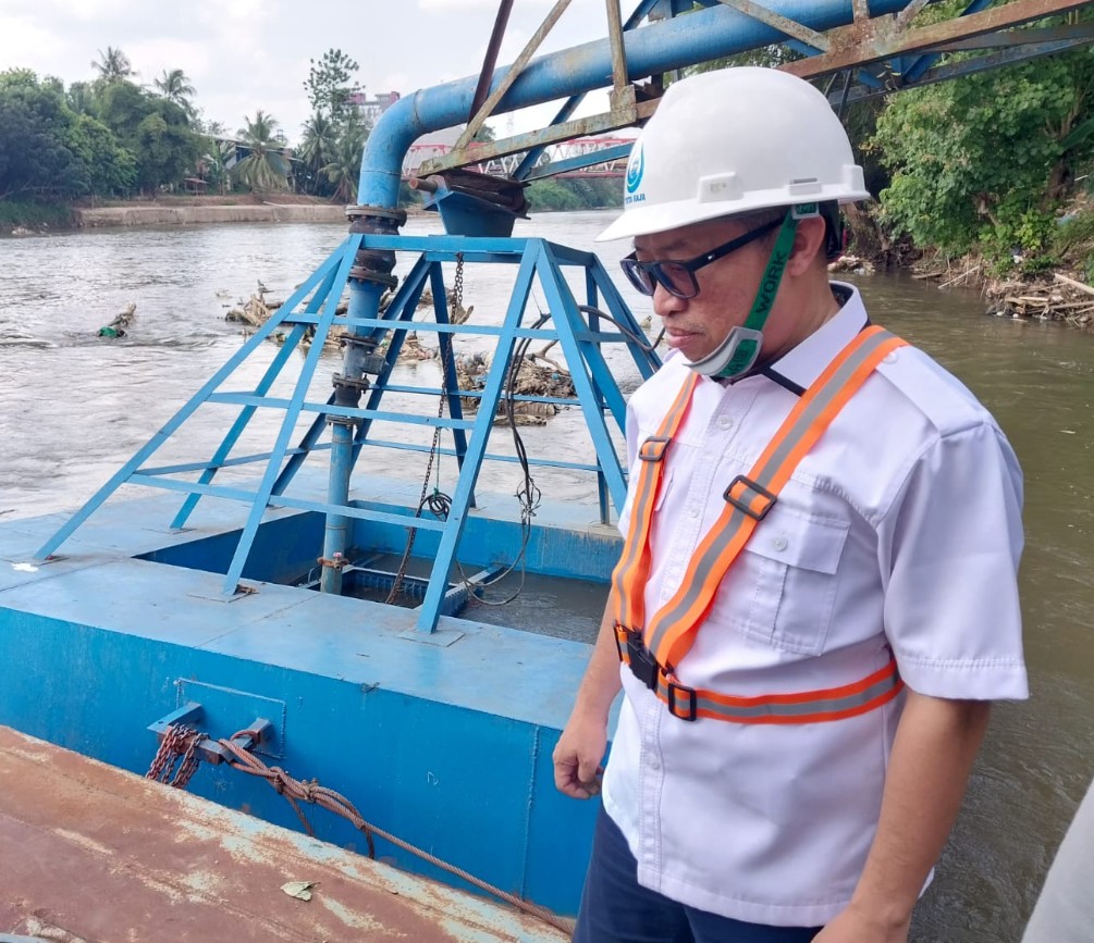 Direktur Utama Perumda Tirta Raja Bertho Darmo Poedjo Asmanto saat mengecek kondisi fasilitas Water Treatment Plant (WTP) Bakung di Baturaja, Jumat (13/3/2026). WTP yang melayani 3.500 pelanggan ini akan segera menjalani proses pembersihan jalur pipa dengan teknik flushing.